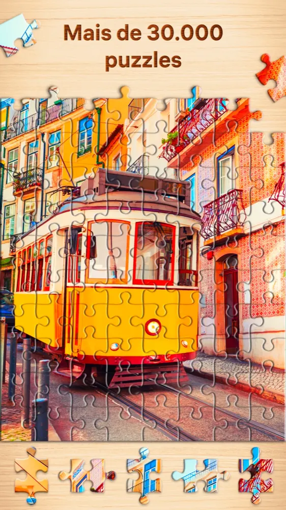 Quebra-cabeças a ser montado com a fotografia de um eléctrico amarelo numa rua de Lisboa